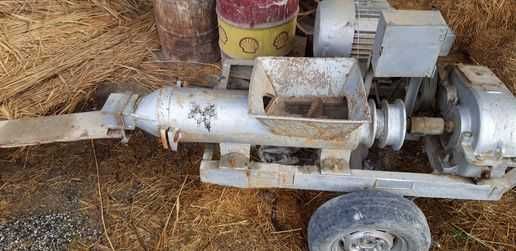 Xom g'isht chiqaradigan press apparati.