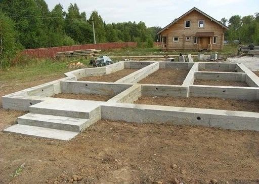 Монолит, фундамент, кладка, заборы.