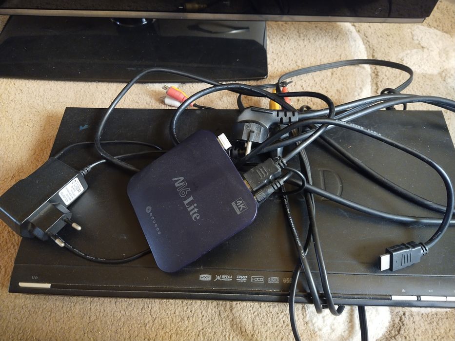 Продам телевизор ДВД приставку и приставку для интернета