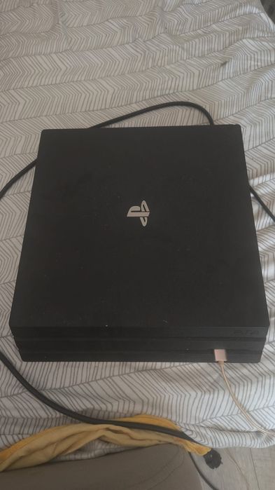 Vând PlayStation 4slim de 1Tb(1 tera).Consola vine însoțită de 2 manete PlayStation 4 model army împreună cu docul de încărcare a manetelor și  hdmi.