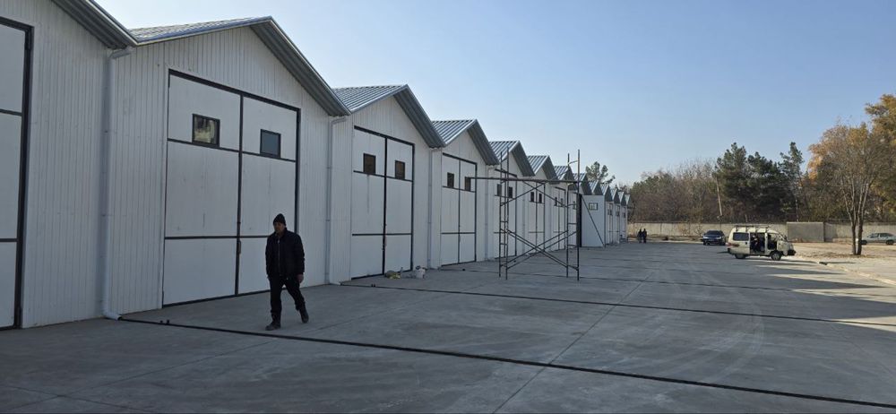 Предлагаются в аренду два склада (881м2, 563м2)  в Янгиюле