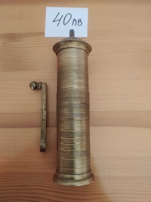 две стари мелнички за кафе стават и за черен пипер