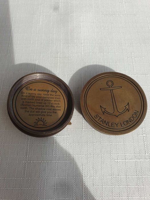 Компас от масивен бронз със слънчев часовник