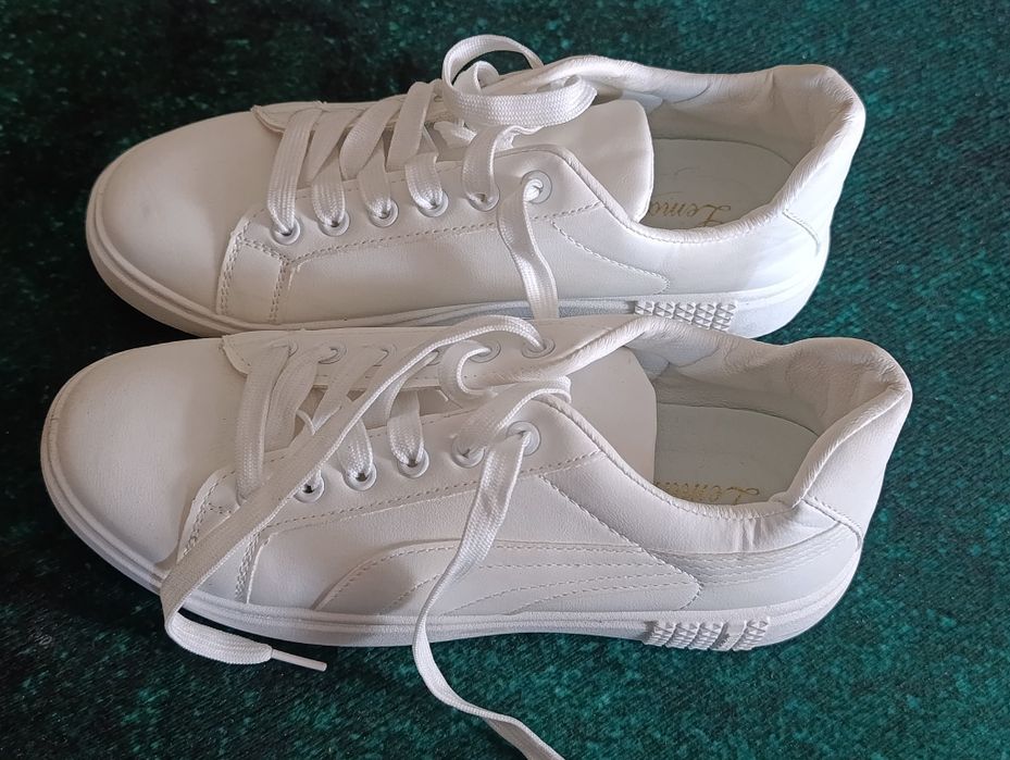 Кросовки белого ,кож.заменитель,