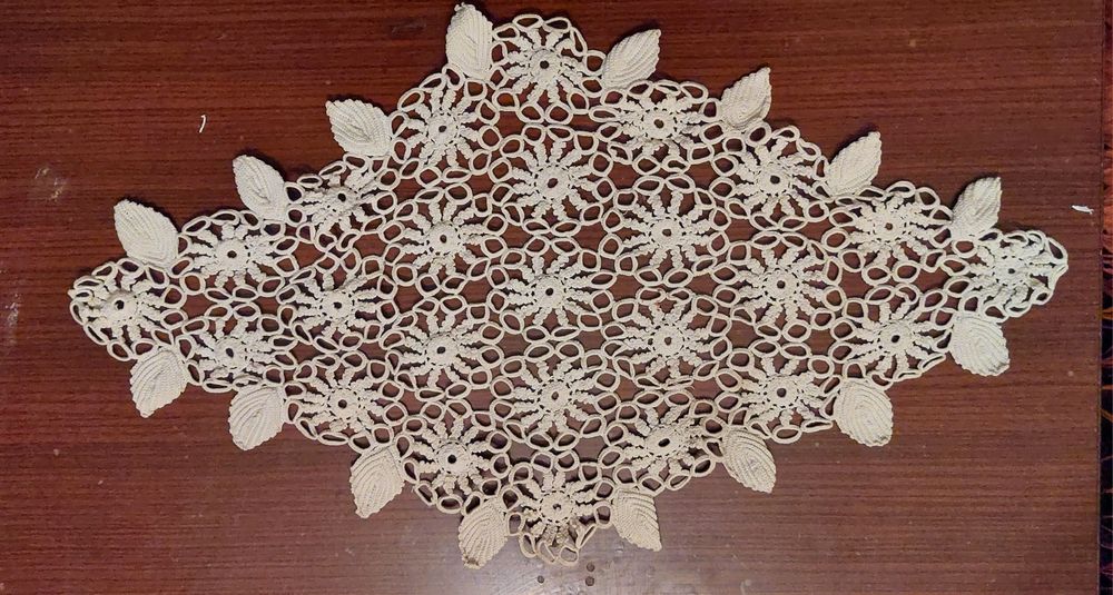 Продавам ръчно изработени битови разкошни карета,  бродирани на една