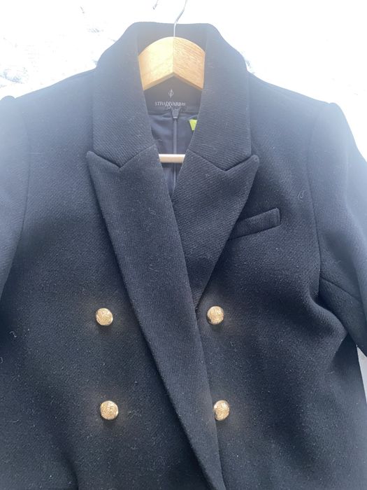 Palton elegant negru.