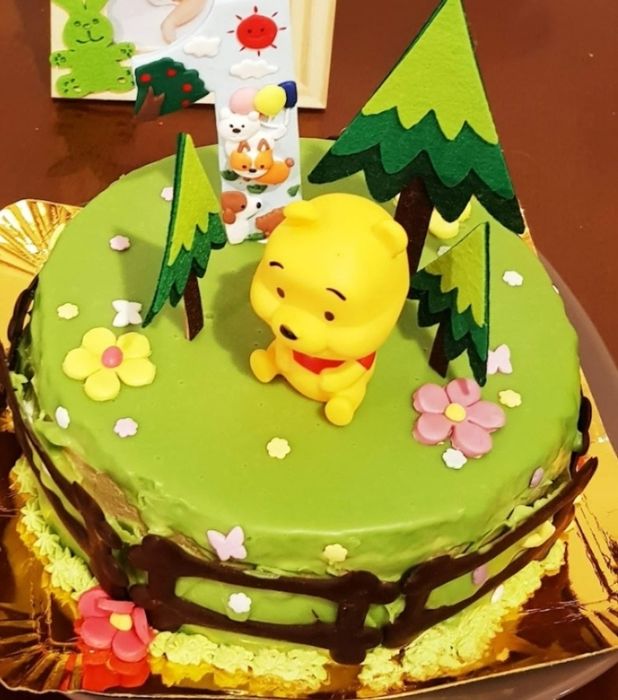 Vând figurina topper tort mascota Winnie și bradutii