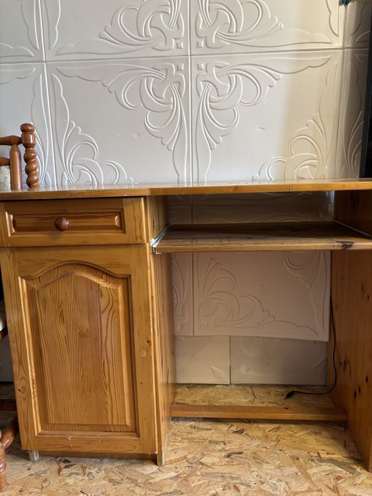 Бюро от масивно дърво