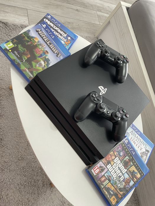 Consolă PlayStation 4 PRO 1TB + 2 controllere PS4 + 4 jocuri