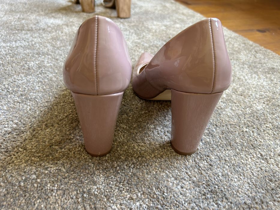 Елегантни обувки на ток