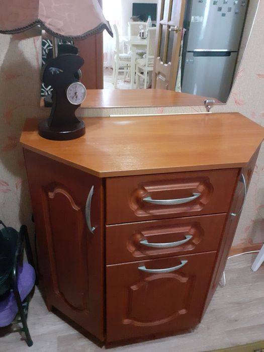 Продам угловой прихожую с тумбой