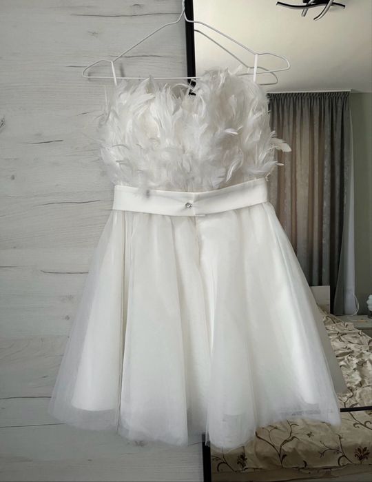 Бяла рокля с пера Christine Fashion