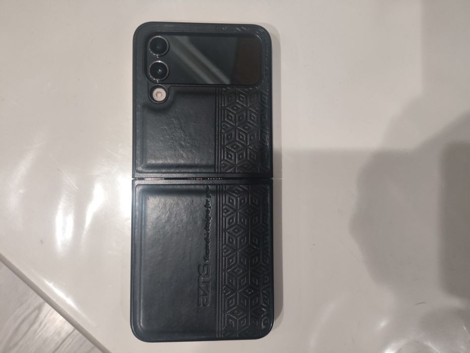 Galaxy Z flip 4 в идеальном состоянии