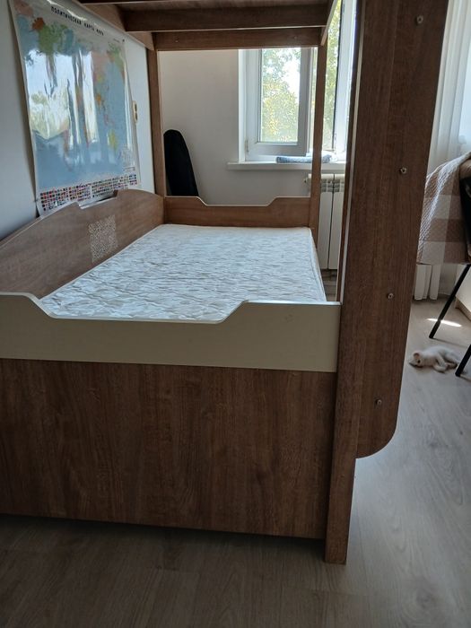 Кровать двух ярусная.