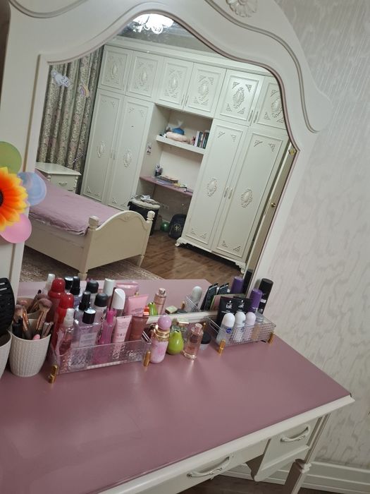 Продам туалетный столик (трюмо) с зеркалом