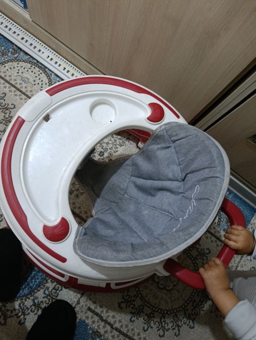 Детский ходунок красный