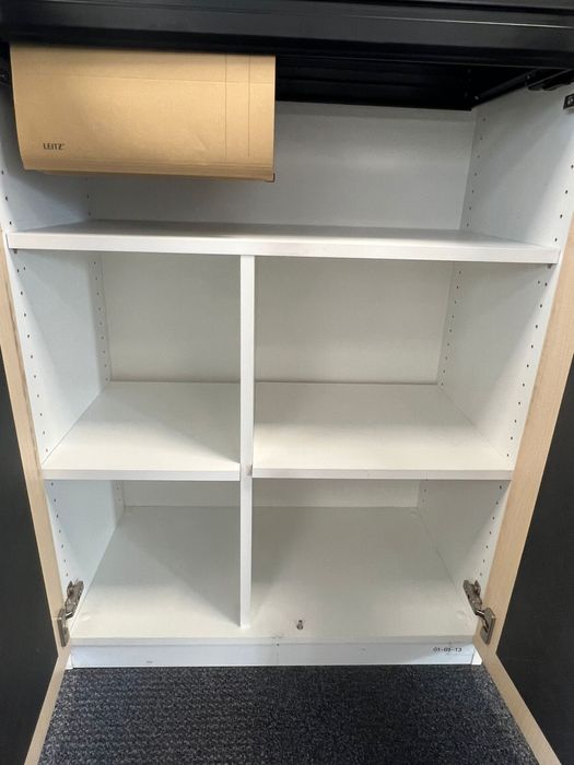 Dulap office cu închidere pe cheie – design modern, stare excelentă