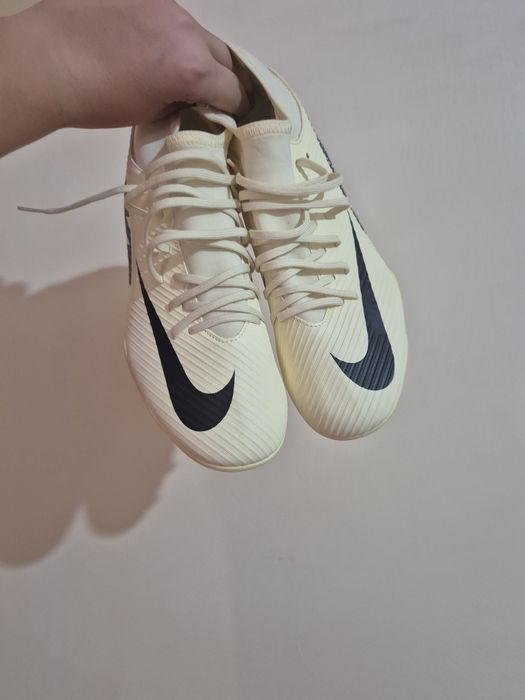 Vând ghete de fotbal nike cu crampoane  noi
