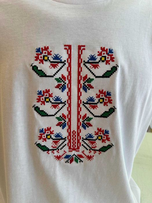 Тениска с БРОДИРАНА шевица
