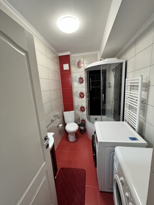 Inchiriez apartament si parcare in Donath Park