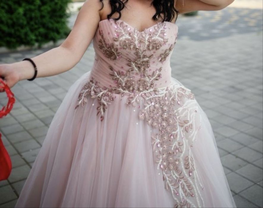Бална рокля- цвят пудра с корсет