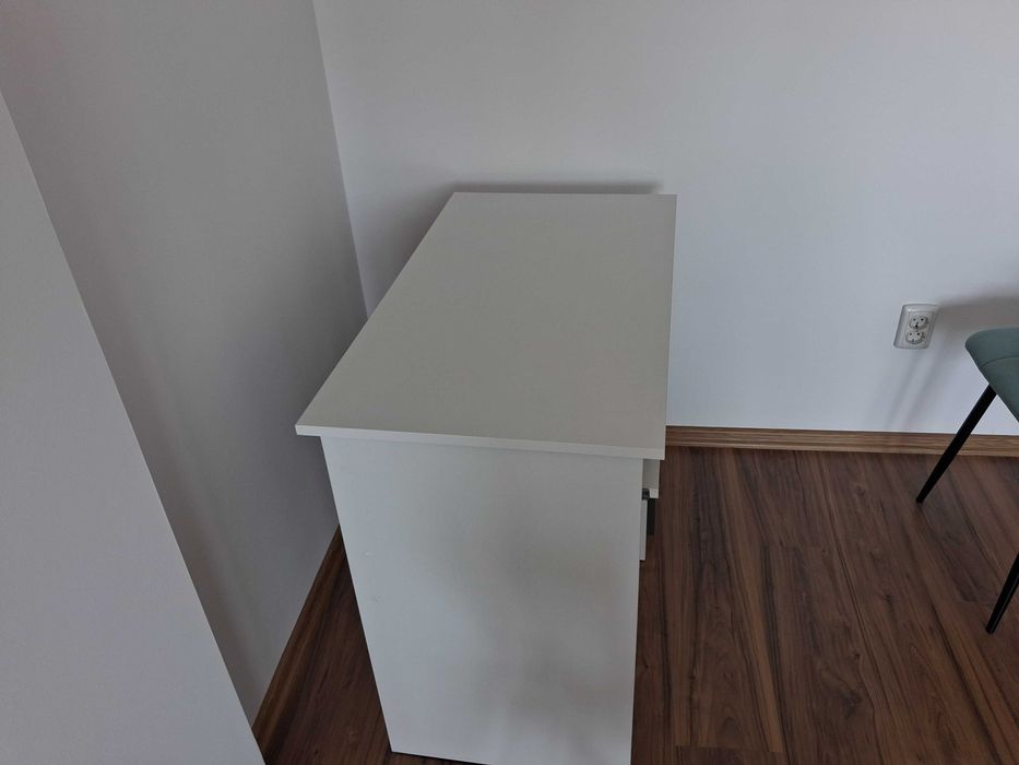 Birou computer PIKSEL, cu sertar, dulap si raft pentru tastatura, dreapta, 90x50x77 cm, alb si gri