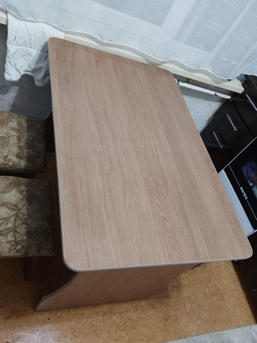 Продам стол с 4 табуретками