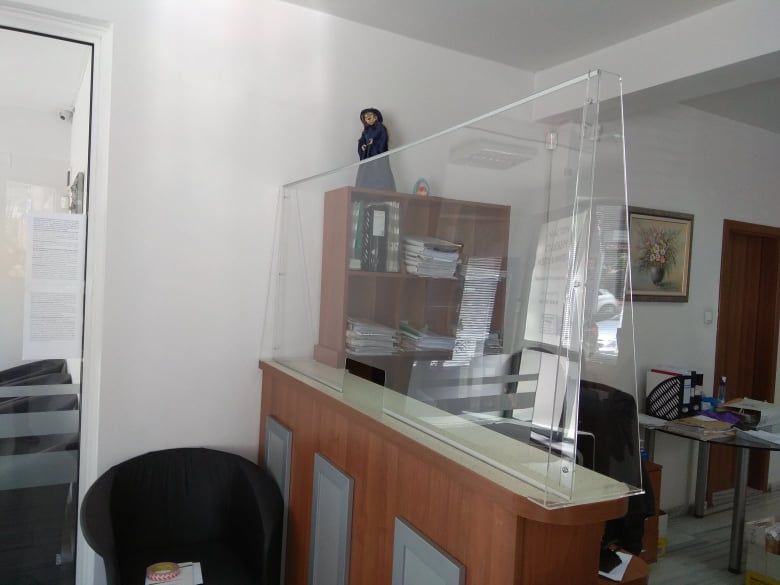 Плексигласови Прегради и Паравани – За Магазини, Рецепции, Аптеки