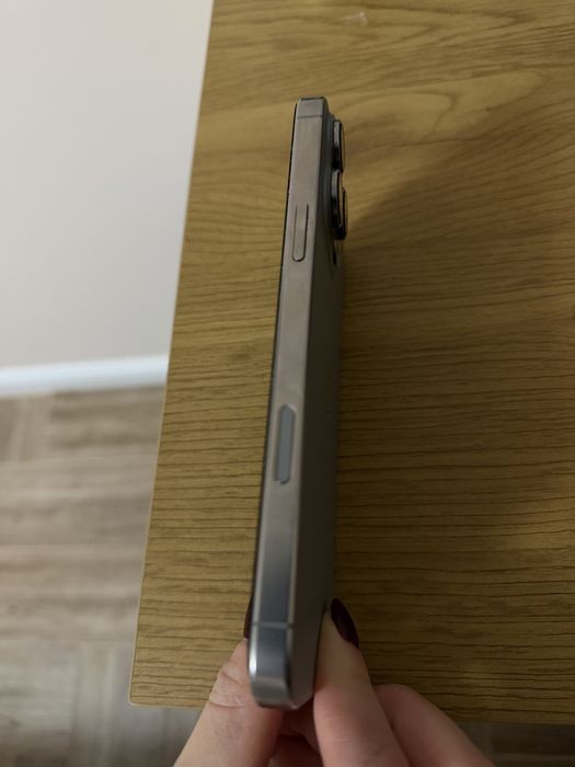 iPhone 16 Pro Max 256GB Natural Titanium (gri), baterie 92% + 2 huse cadou