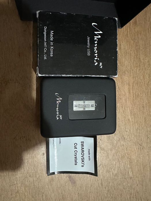 Продам флешку с кристаллами Swarovski