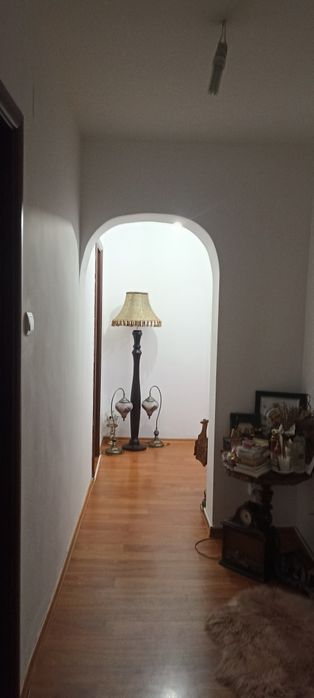 Închiriez apartament cu 2 camere