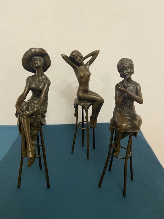 Statuete bronz , înălțime 28 cm , semnate D.H.Chiparus / pret bucata