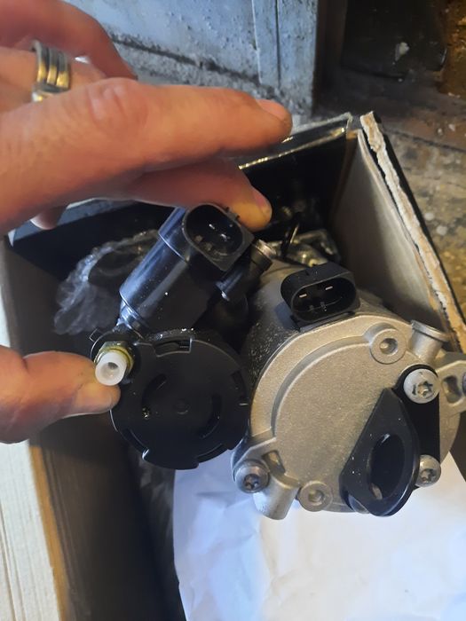 Compresor și bloc de valve