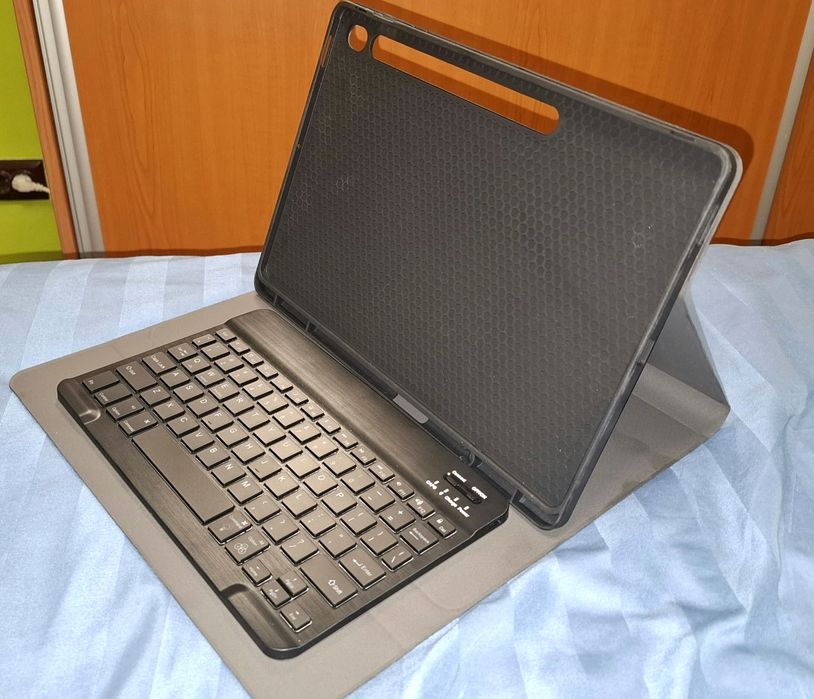 Husă cu tastatura magnetica pentru Tableta Samsung Galaxy Tab S10 FE+