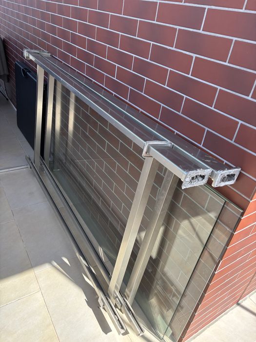 Balustrada geam cu profil de aluminiu