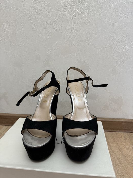 Продам босоножки 1000тг