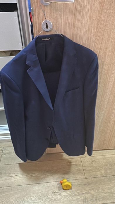 Costum albastru cu model patratele