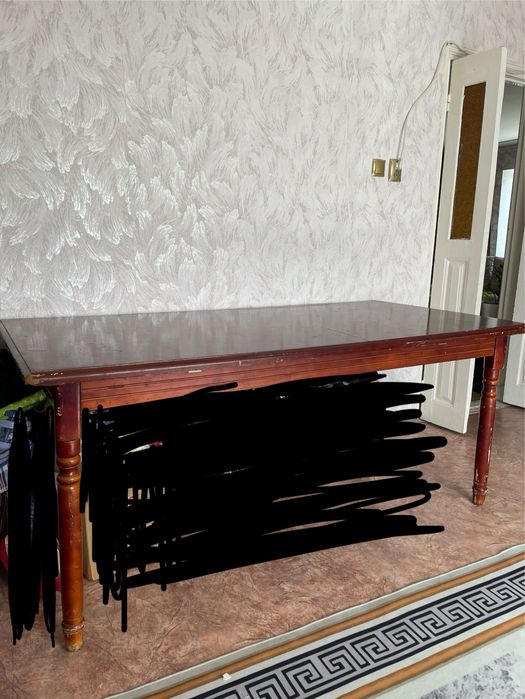 Деревянный стол длинный