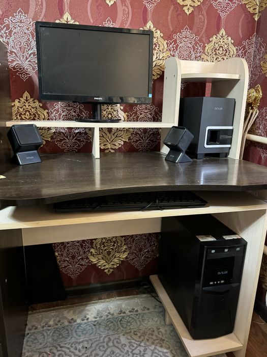Продам б/у компютерный стол состочние хорошее