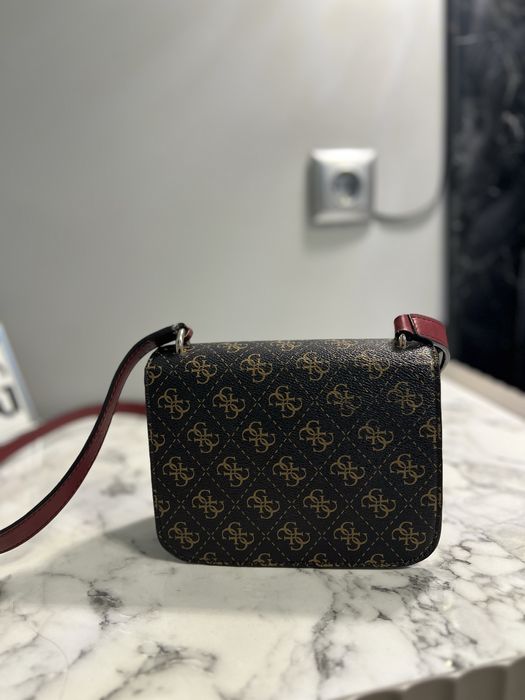 Оригинална кафява чанта  GUESS