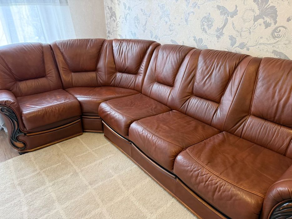 Продаём угловой диван кожаный.