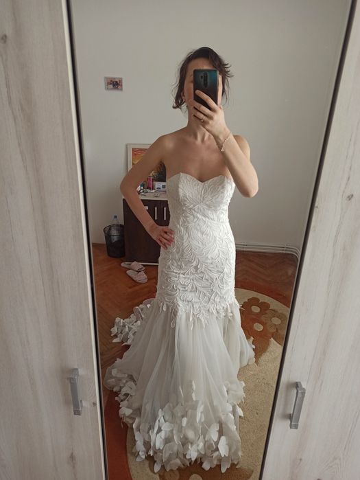 Rochie de mireasa necununata, model sirena cu trena cu fluturi