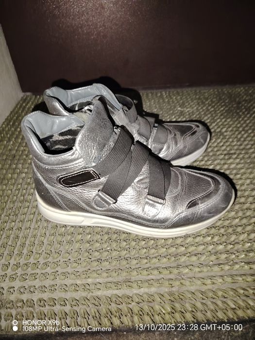 Продам демисезонные ботинки