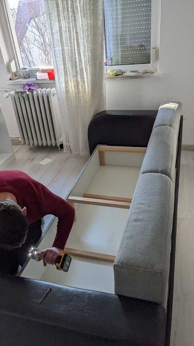 Canapea extensibila cu lada de depozitare.