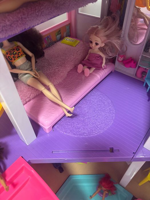 Căsuța BARBiE cu păpuși și accesorii