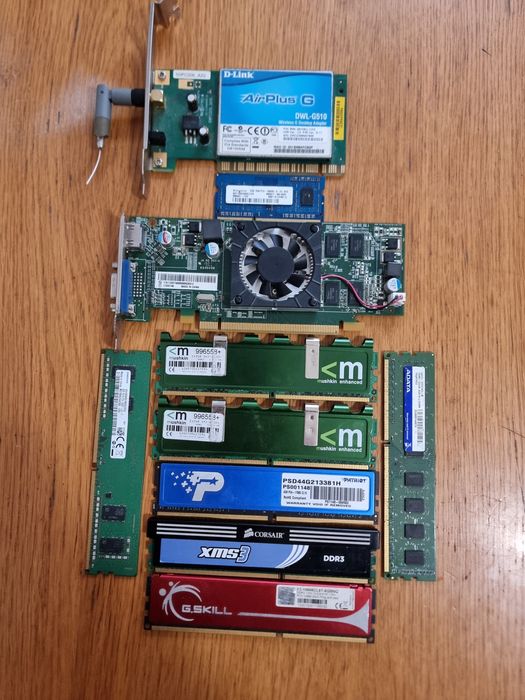 Placa video placa de retea wireless si memorii