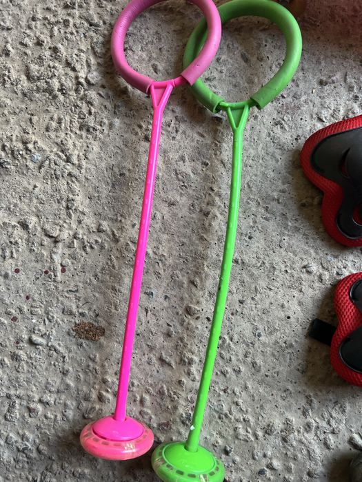 Два самоката, скейты, ролики и защита