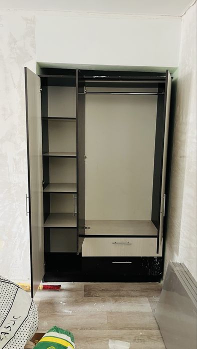 Шифоньер жақсы ұзындығы 2 м, ені 130 см