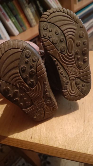 Продам детские ботинки