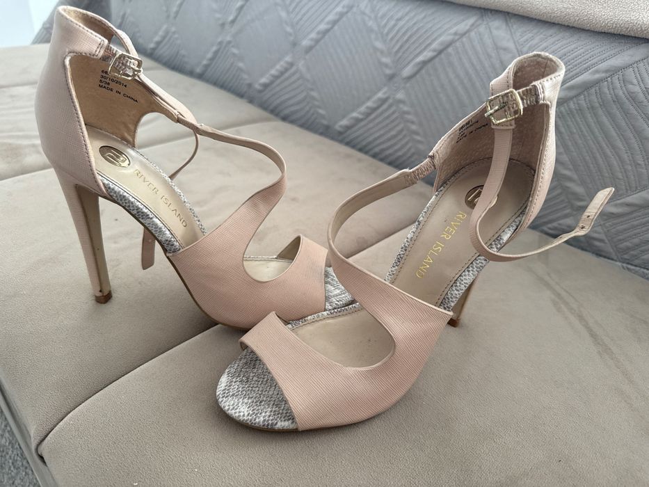 Сандали на висок ток